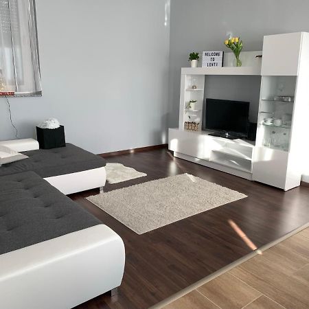 Modern Two Bedroom Flat With Balcony لينتي المظهر الخارجي الصورة