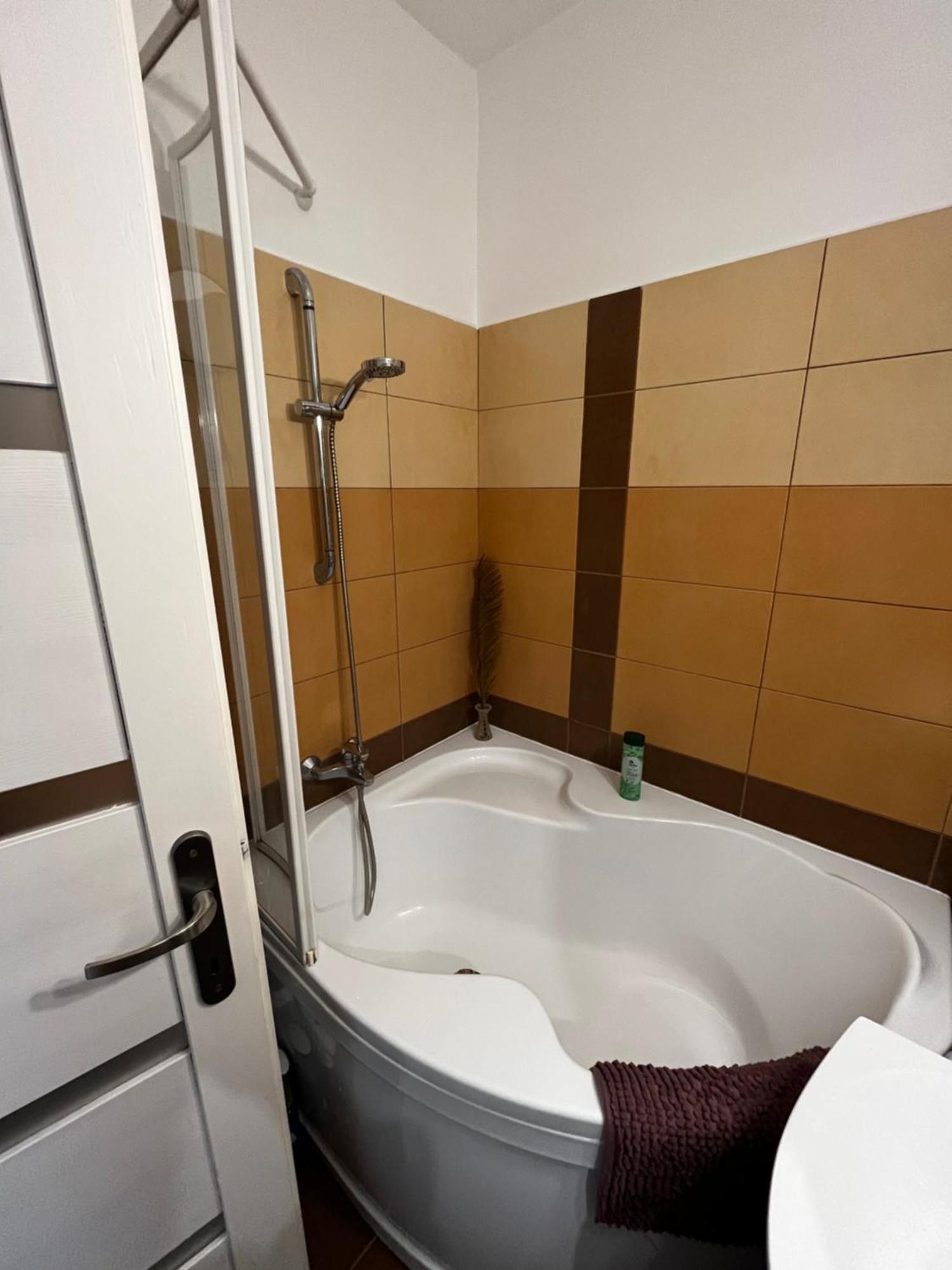 Modern Two Bedroom Flat With Balcony لينتي المظهر الخارجي الصورة